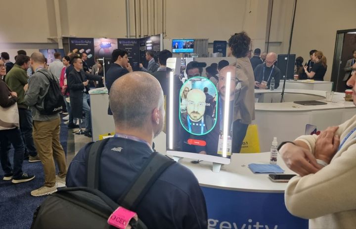 [라스베이거스=뉴시스]이지용 기자 = '누라로직스(NuraLogix)'가 공개한 '장수 거울'을 한 관람객이 체험하고 있다. 2026.01.09. photo@newsis.com *재판매 및 DB 금지