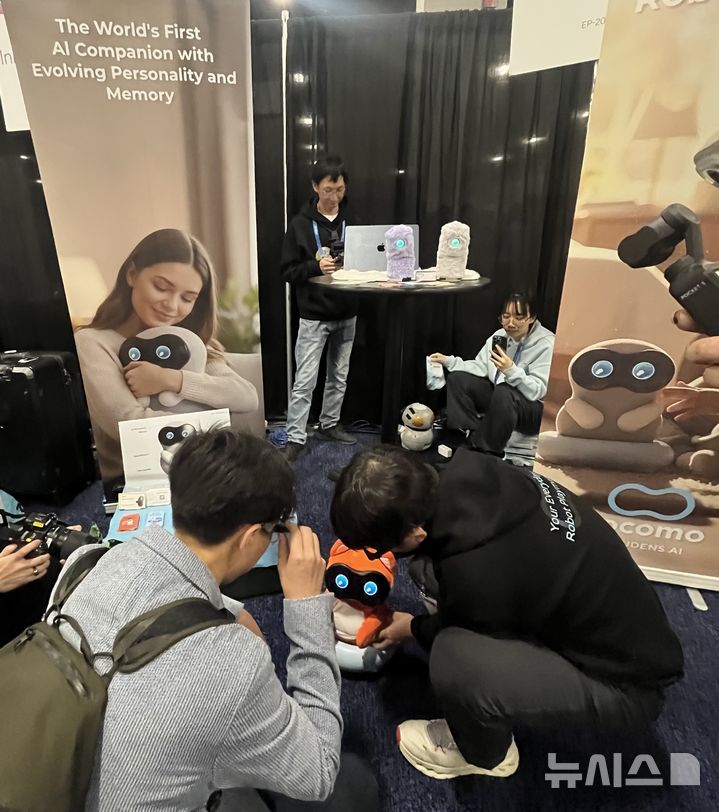 [라스베이거스=뉴시스]이현주 기자 = 일본 기업 루덴스AI는 정서적 교감에 중점을 둔 반려로봇 '코코모'를 CES 2026에서 공개했다. 2026.01.09. lovelypsyche@newsis.com