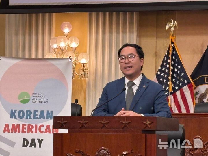 [워싱턴=뉴시스]이윤희 특파원 = 앤디 김(민주·뉴저지) 상원의원이 8일(현지 시간) 미국 워싱턴DC 국회의사당 하원 건물 캐넌 코커스 룸에서 열린 미주한인유권자연대(KAGC) 주최 미주 한인의 날 기념 행사에서 연설하고 있다. 미주 한인의 날은 한국인들이 처음으로 하와이로 이주한 1903년 1월13일을 기념하는 미국의 공식 기념일이다. 2026.01.09.