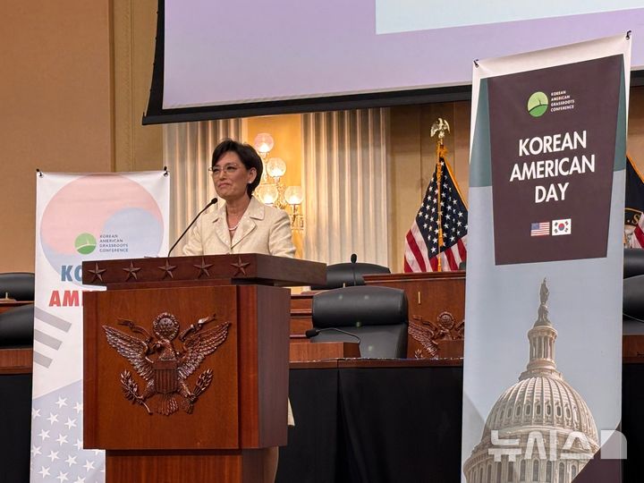 [워싱턴=뉴시스]이윤희 특파원 = 영 김(공화·캘리포니아) 하원의원이 8일(현지 시간) 미국 워싱턴DC 국회의사당 하원 건물 캐넌 코커스 룸에서 열린 미주한인유권자연대(KAGC) 주최 미주 한인의 날 기념 행사에서 연설하고 있다. 미주 한인의 날은 한국인들이 처음으로 하와이로 이주한 1903년 1월13일을 기념하는 미국의 공식 기념일이다. 2026.01.09. 