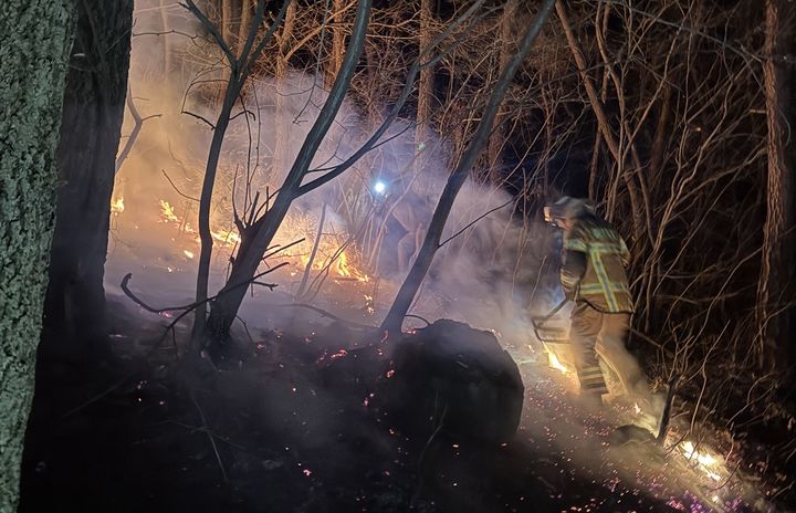 [김천=뉴시스] 산불 진화 현장. (사진=경북소방본부 제공) *재판매 및 DB 금지