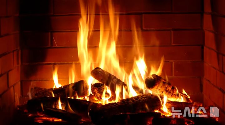 [서울=뉴시스]벽난로 장작만 타오르는 10시간짜리 '불멍 영상'…17억 벌었다 (사진 = 유튜브 Fireplace 10 hours 캡처)