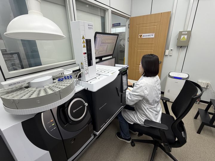 [봉화=뉴시스] 봉화군 농산물안전성분석센터에서 분석 작업을 하고 있다. (사진=봉화군 제공) 2026.01.09. photo@newsis.com *재판매 및 DB 금지