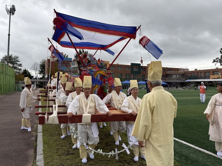 [화성=뉴시스]화성문화원이 2025년 10월12일 정남중학교 운동장에서 '2025 우리동네 문화유산 발굴보존 사업'으로 선정된 '화성정남 왕재호상놀이'를 시연하고 있다.(사진=화성문화원 제공)2026.01.09.photo@newsis.com *재판매 및 DB 금지