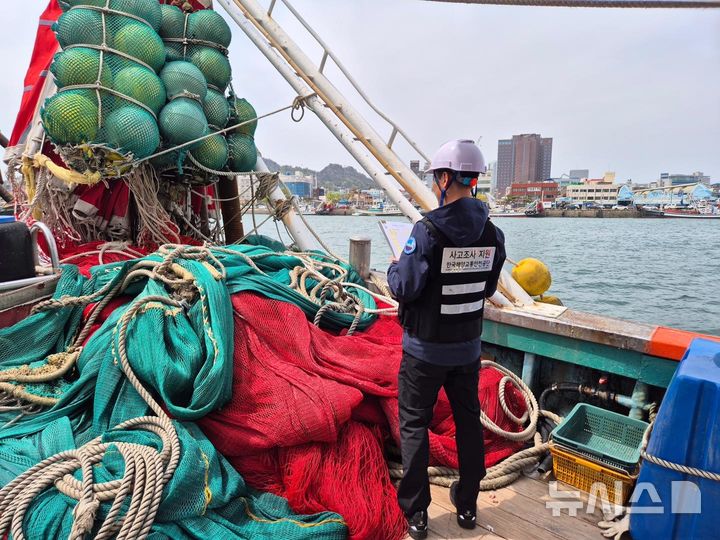 [서울=뉴시스] 한국해양교통안전공단(KOMSA) 사고조사센터 직원이 어선 사고 원인 분석을 위해 현장 조사를 실시 중인 모습. 공단은 조사 결과를 토대로 정부의 어선원 중대재해 재발 방지 대책 수립을 위한 기술지원을 한다. 