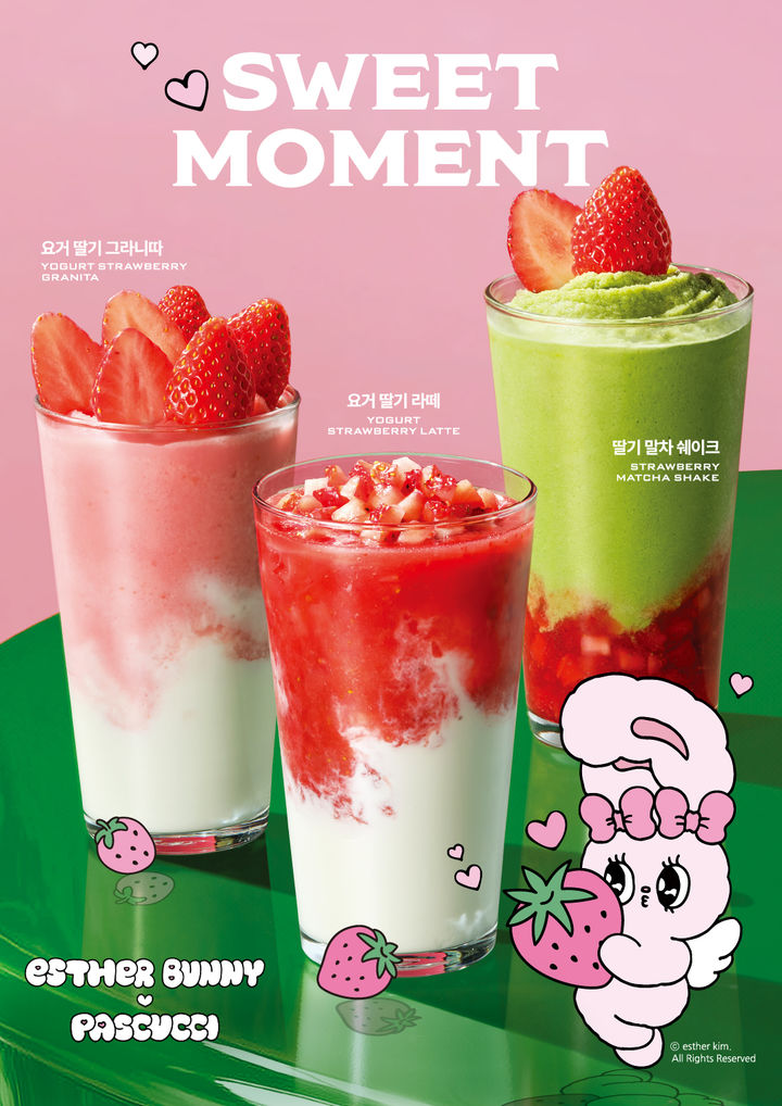 [서울=뉴시스] SPC그룹이 운영하는 이탈리아 정통 카페 브랜드 파스쿠찌가 '에스더버니'와 함께 딸기 음료 2종을 선보인다고 9일 밝혔다. (사진=파스쿠찌 제공) 2026.01.09. photo@newsis.com *재판매 및 DB 금지