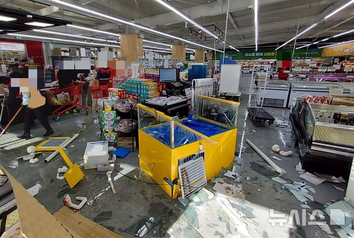 포항 마트에 SUV 돌진, 직원 1명 부상…운전 부주의 추정