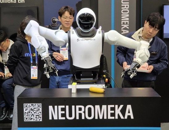 CES 2026 현장에서 시연 중인 뉴로메카 휴머노이드 'EIR(에이르)'. (사진=뉴로메카) *재판매 및 DB 금지