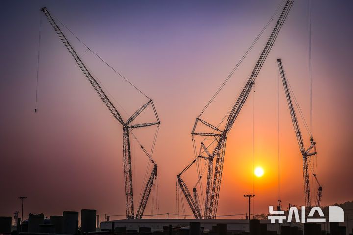 [용인=뉴시스]용인시 원삼면 독성리·죽능리 일대 SK반도체클러스터 건설현장에서 새벽을 깨우는 대형 크레인들.(사진=용인시 제공)2026.01.09.photo@newsiss.com