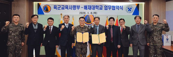 [대전=뉴시스] 협약을 맺은 배재대와 육군교육사령부 관계자들 기념촬영. (사진=배재대 제공) 2026.01.09. photo@newsis.com *재판매 및 DB 금지