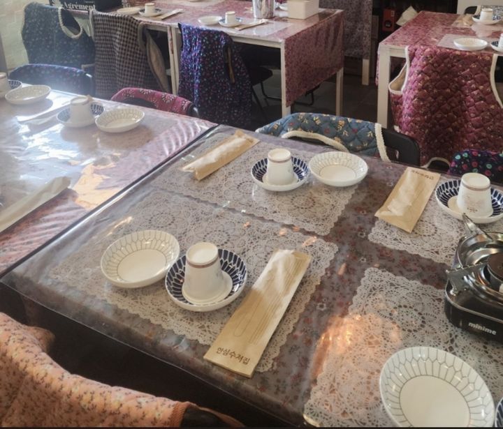 [서울=뉴시스]할매조끼를 비치해둔 할매카세 콘셉트의 식당.(사진출처: 자영업자 커뮤니티 아프니까 사장이다 캡처) 2026.01.09.