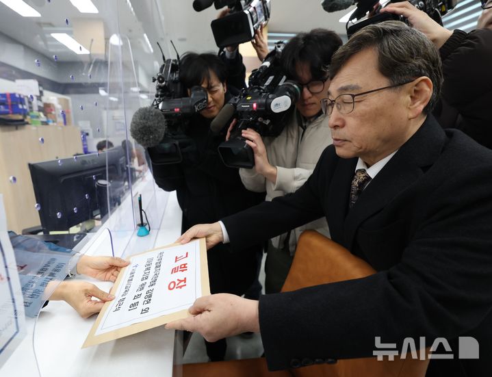 [서울=뉴시스] 정근식 서울시교육감은 9일 오전 김병헌 위안부법폐지국민행동 대표와 해당 단체에 소속된 성명불상 회원들에 대한 고발장을 서울경찰청에 제출했다. 이들은 ▲아동복지법 위반 ▲정보통신망법 이용 촉진 및 정보보호 등에 관한 법률 위반(음란물 유포) ▲사자명예훼손 등 혐의를 받는다. (사진=서울시교육청 제공) 2025.01.09. photo@newsis.com