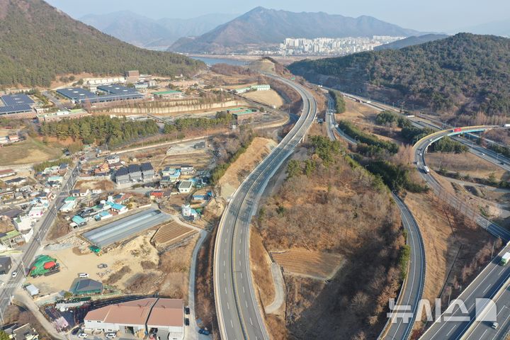 [김해=뉴시스]국가지원지방도 69호선 김해 대동~매리 간 도로건설공사 구간 중 오는 12일 오전 10시부터 개통하는 김해 대동면 대감리 감내교차로~덕산리 신암교차로 2.2㎞ 구간 도로.(사진=경남도 제공) 2026.01.09. photo@newsis.com