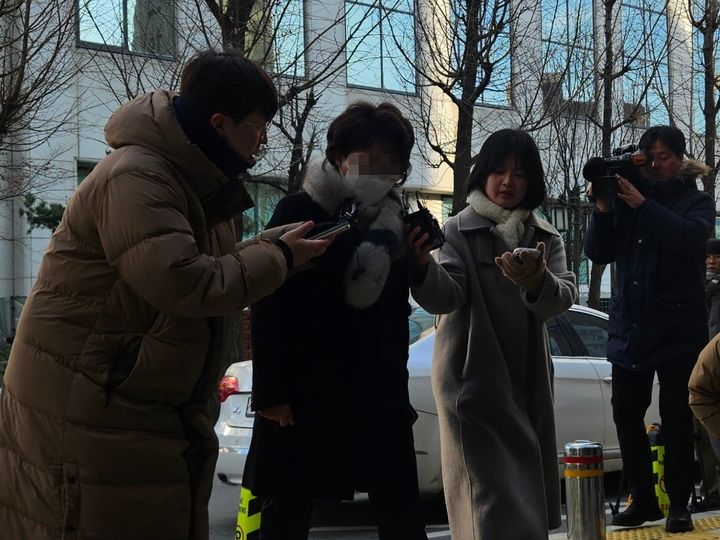 '김병기 공천헌금 탄원서' 前구의원 경찰 출석…"묵묵부답"