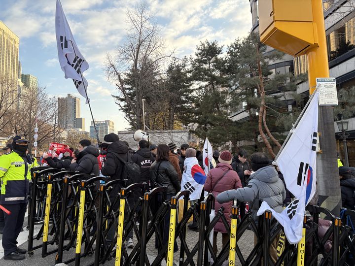 '내란 우두머리' 윤석열 구형 앞두고 서초동서 무죄·처벌 맞불 집회