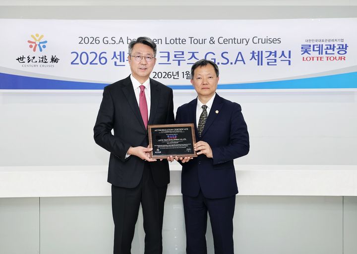[서울=뉴시스] (왼쪽부터) 백현 롯데관광개발 대표이사와 리차드 센츄리 크루즈 부사장이 GSA 계약 체결 후 기념사진을 촬영하고 있다.(사진=롯데관광개발 제공) *재판매 및 DB 금지
