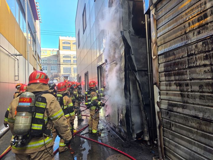 [울산=뉴시스] 9일 오전 울산 북구 진장동 한 인테리어 업체에서 불이나 소방당국이 진화작업 중이다. 2026.01.09.9. (사진=울산소방본부 제공) photo@newsis.com *재판매 및 DB 금지