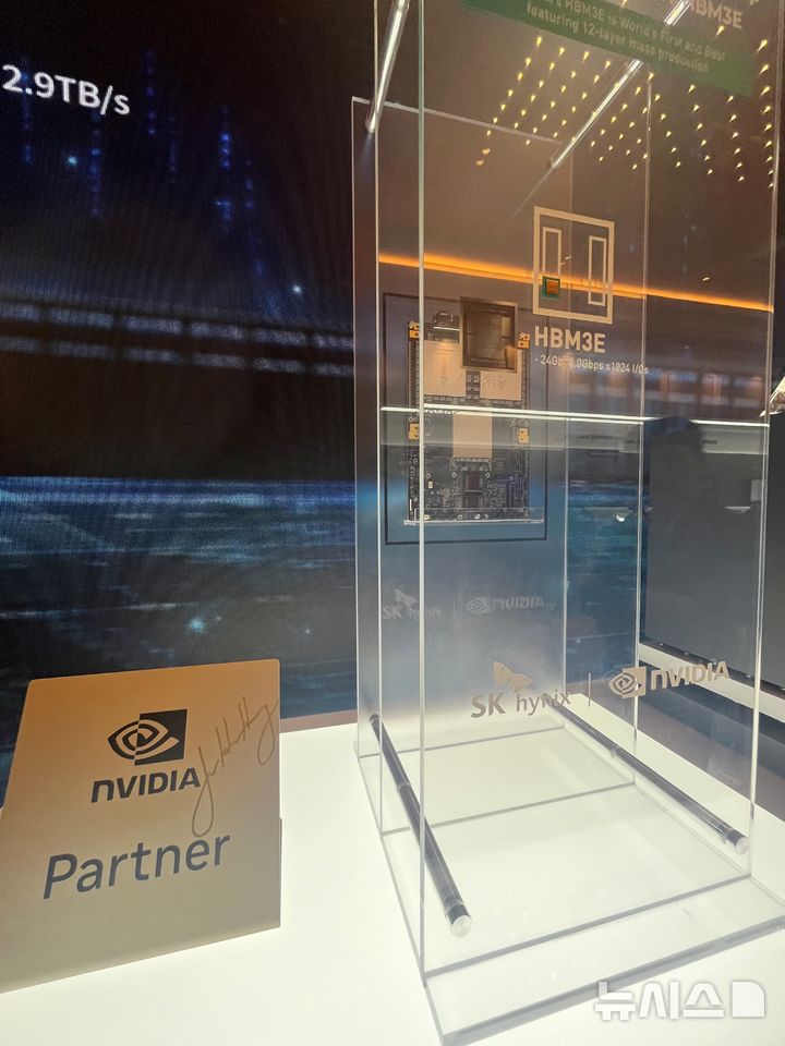 [라스베이거스=뉴시스]이현주 기자 = CES 2026이 열리고 있는 미국 라스베이거스 베네시안 엑스포에 마련된 SK하이닉스 비공개 전시관에 엔비디아 GB300 제품이 전시돼 있다. 2026.01.09. lovelypsyche@newsis.com