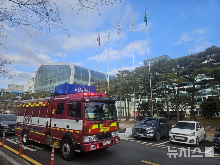 [오산=뉴시스] 오산시청 화재신고가 접수되자 출동한 화재진압 차량 모습 20256.01.09.photo@newswith01@newsis.com 