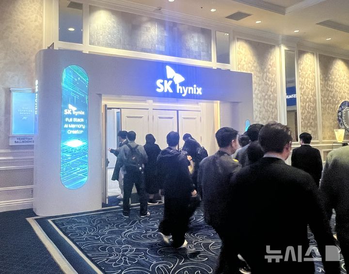 [라스베이거스=뉴시스]이현주 기자 = CES 2026이 열리고 있는 미국 라스베이거스 베네시안 엑스포에 마련된 SK하이닉스 전시관 앞. 2026.01.09. lovelypsyche@newsis.com