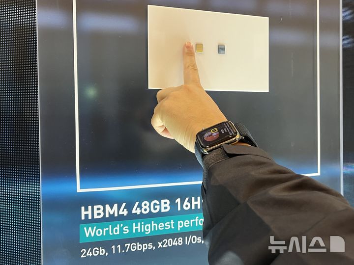 [라스베이거스=뉴시스]이현주 기자 = CES 2026이 열리고 있는 미국 라스베이거스 베네시안 엑스포에 마련된 SK하이닉스 비공개 전시관에 전시된 HBM4 제품. 2026.01.09. lovelypsyche@newsis.com
