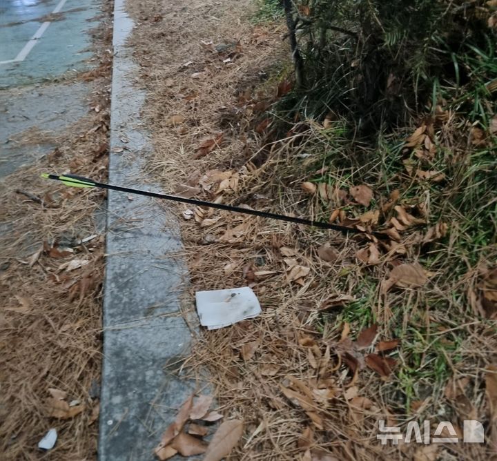 [청주=뉴시스] 지난 7일 충북 청주 청소년 광장에서 산책하던 50대 여성 인근으로 양궁 화살이 날아왔다. (사진= 독자 제공) 2026.01.09. photo@newsis.com *재판매 및 DB 금지
