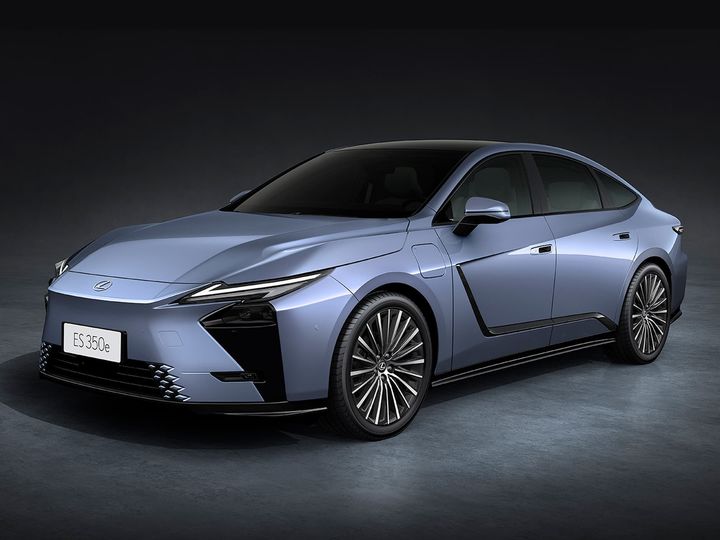 [서울=뉴시스] 국내 하이브리드 시장에서 강자로 평가받는 렉서스가 전기 세단 인증 절차를 마무리했다. 사진은 렉서스 준대형 세단 ES350e (사진=렉서스 재팬 홈페이지 캡처) photo@newsis.com *재판매 및 DB 금지