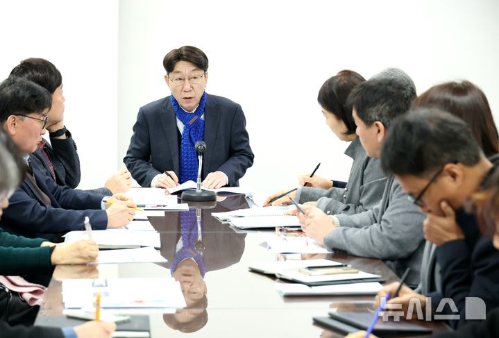 [전주=뉴시스] 전북 전주시는 9일 시청 3층 대회의실에서 우범기 전주시장 주재로 '외국인 관광객 유치 전담(TF) 회의' 3차 정례회의를 열고 부서별 실행 과제를 점검·논의했다고 밝혔다. (사진=전주시 제공) 2026.01.09. photo@newsis.com