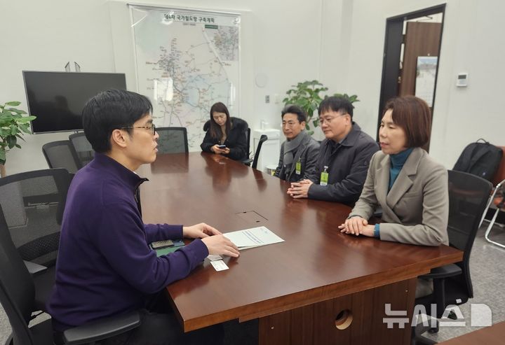 [서울=뉴시스]이미화(오른쪽) 경남도 산업국장이 9일 국회를 찾아 국토교통위원회 위원장실 보좌관을 만나 우주항공복합도시 건설 특별법의 조속한 국회 통과를 위한 지원을 요청하고 있다.(사진=경남도 제공) 2026.01.09. photo@newsis.com