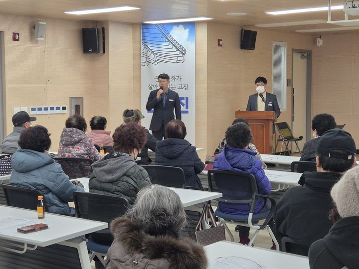 [밀양=뉴시스] 김정곤 삼랑진읍장이 올해 노인 일자리 사업 발대식에서 참여자들에게 안전사고 예방을 요청하고 있다. (사진=밀양시 제공) 2026.01.09. photo@newsis.com *재판매 및 DB 금지