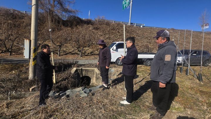 [밀양=뉴시스] 조정제 산내면장이 작평마을 배수로 정비 공사 예정지를 점검하고 있다. (사진=밀양시 제공) 2026.01.09. photo@newsis.com *재판매 및 DB 금지