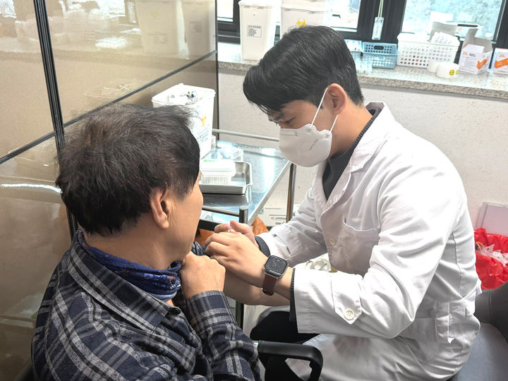 [나주=뉴시스] 전남 나주시보건소가 65세 이상 어르신을 대상으로 연중 페렴구균 무료 예방접종을 시행한다. (사진=나주시 제공) photo@newsis.com *재판매 및 DB 금지