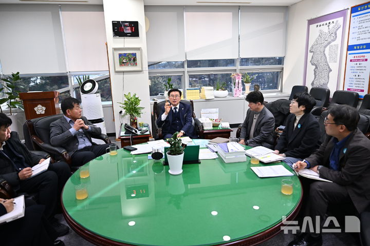 [완주=뉴시스] 완주군의회 의장실에서 진행된 삼례 딸기축제의 성공적인 추진을 위한 사전 간담회 모습. *재판매 및 DB 금지