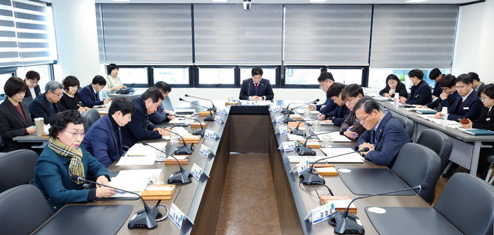 [밀양=뉴시스] 경남 밀양시의회가 의원간담회를 하고 있다. (사진=밀양시 제공) 2026.01.09. photo@newsis.com *재판매 및 DB 금지