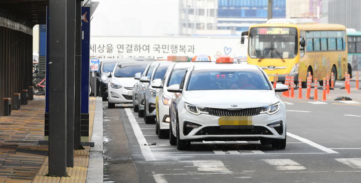 [화성=뉴시스]택시승강장에서 손님을 기다리고 있는 화성시 택시.(사진=화성시 제공)2026.01.09.photo@newsis.com *재판매 및 DB 금지