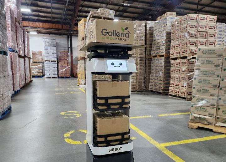 [수원=뉴시스] 캐나다 갤러리아 슈퍼마켓 전 매장에 도입된 국산 자율주행 AI서비스로봇 '써봇(SIRBOT)'. (사진=알지티 제공) 2026.01.09. photo@newsis.com *재판매 및 DB 금지