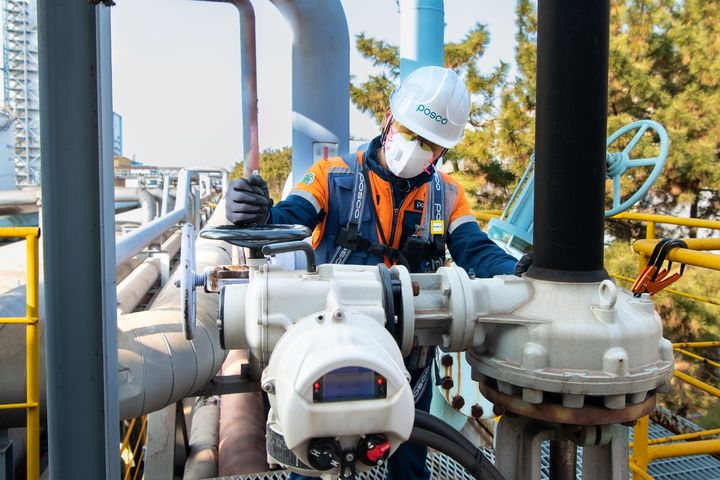 [광양=뉴시스] 광양제철소 직원 동파 방지를 위해 설비를 점검하고 있다. (사진=광양제철소 제공) 2026.01.09. photo@newsis.com *재판매 및 DB 금지