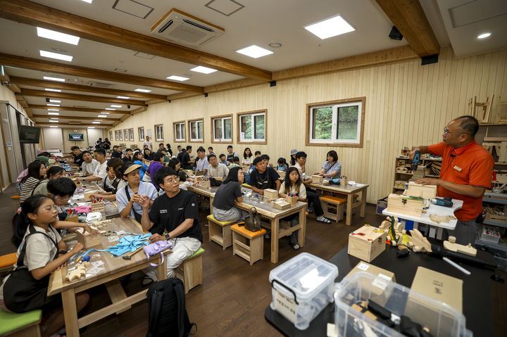 전북 무주군 '목재문화체험장'에서 방문객들이 프로그램에 참여하는 모습.(사진=무주군 제공) *재판매 및 DB 금지