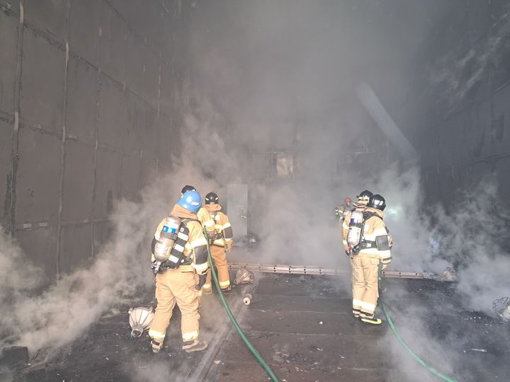[울산=뉴시스] 9일 오전 울산 울주군 온산읍 한 플랜트 업체에서 불이나 소방당국이 진화작업 중이다. 2026.01.09. (사진=울산소방본부 제공) photo@newsis.com *재판매 및 DB 금지