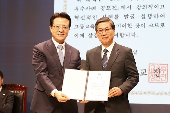 [서울=뉴시스] 숭실대 오정현(왼쪽) 이사장과 이윤재 총장이 교육부장관상 수상을 기념해 사진 촬영하고 있다. (사진=숭실대 제공) 2026.01.09. photo@newsis.com *재판매 및 DB 금지