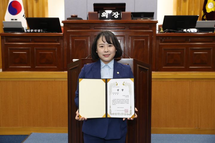 [울산=뉴시스] 울산 남구의회 이혜인 의원이 한국매니페스토실천본부가 주관한 '제17회 2025 지방의원 매니페스토 약속대상'에서 좋은 조례 분야 우수상을 수상했다. (사진=울산 남구의회 제공) 2026.01.09. photo@newsis.com *재판매 및 DB 금지