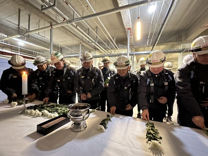 [광주=뉴시스] HDC현대산업개발 관계자들이 9일 오전 화정아이파크 붕괴 사고 4주기를 이틀 앞두고 광주 서구 화정아이파크 2단지에서 희생자를 추모하고 있다. (사진=HDC현대산업개발 제공) 2026.01.09. photo@newsis.com *재판매 및 DB 금지