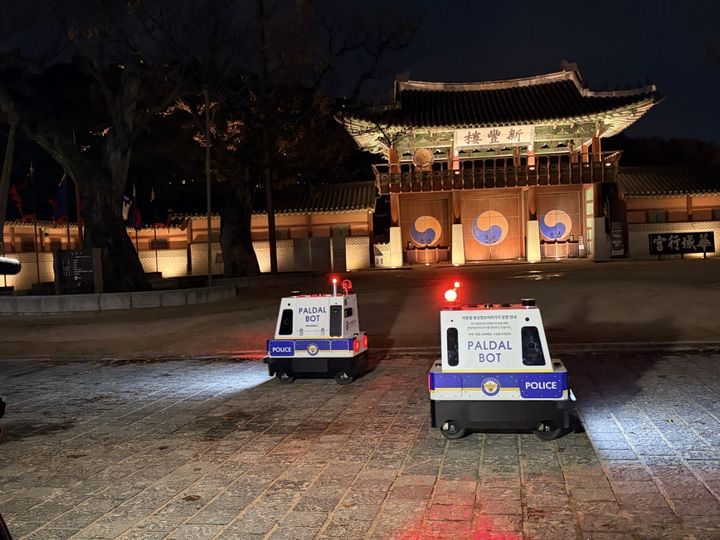 인공지능(AI) 순찰 로봇 '팔달봇'. (사진=경기남부경찰청 제공) *재판매 및 DB 금지
