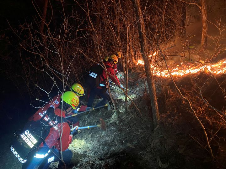 [대전=뉴시스] 산림청 공중진화대원들이 산불과 사투를 벌이고 있다.(사진=산림청 제공) *재판매 및 DB 금지