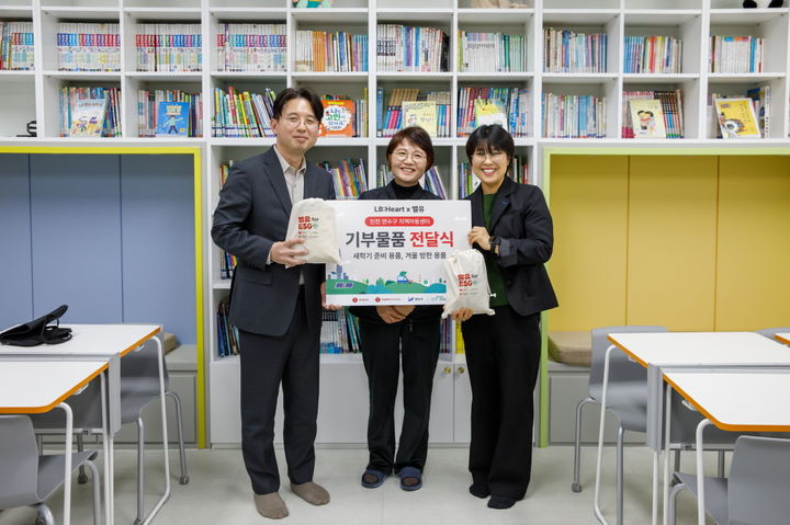 [서울=뉴시스] 윤영수 롯데바이오로직스 커뮤니케이션부문장(왼쪽)과 정승원 연수구청 일자리정책과장(오른쪽)이 청학동 지역아동센터 관계자(가운데)와 기부물품 전달식을 가졌다. (사진=롯데바이오로직스 제공) 2026.01.10. photo@newsis.com *재판매 및 DB 금지