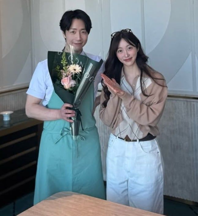 손종원 셰프, 여심 사로잡았네…꽃 선물 받고 방긋