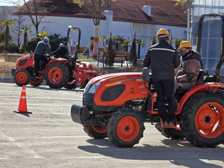 [거제=뉴시스] 신정철 기자= 경남 거제시는 트랙터, 경운기 등 농업인들의 농기계 보험료의 90%를 지원해 사고로부터 신체·재산상 손해를 보장해 주는 보험 가입을 적극 추진한다고 9일 밝혔다.사진은 농기계 모습.(사진=거제시 제공).2026.01.09. photo@newsis.com *재판매 및 DB 금지