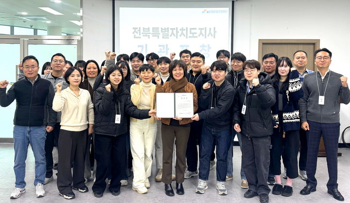 [순창=뉴시스] 도내 관광재단 최초로 도지사 표창을 받은 순창발효관광재단의 선윤숙 대표(앞 왼쪽 다섯번째)를 비롯한 관계자들이 기념사진을 찍고 있다. *재판매 및 DB 금지