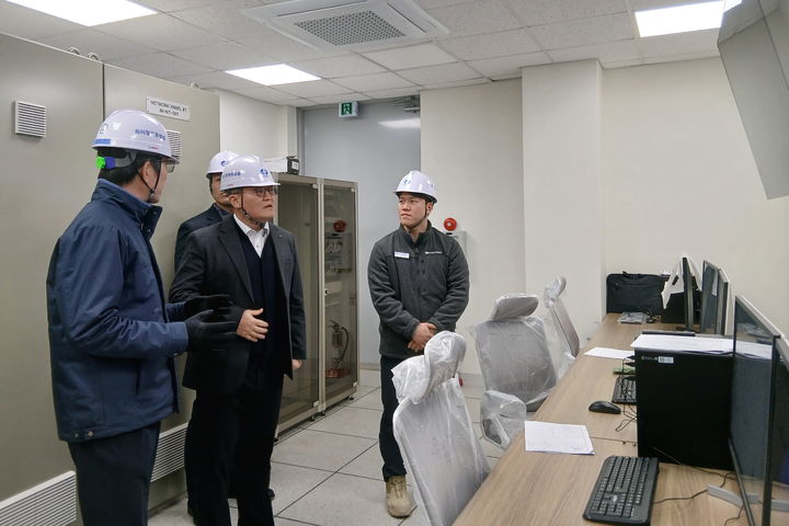 [세종=뉴시스] 한국남부발전은 전날(8일) 경남 창원에 위치한 '하이창원' 연료전지 건설현장을 방문해 안전관리와 운영 상황을 점검했다고 9일 밝혔다. (사진=남부발전 제공) 2026.01.09. photo@newsis.com *재판매 및 DB 금지