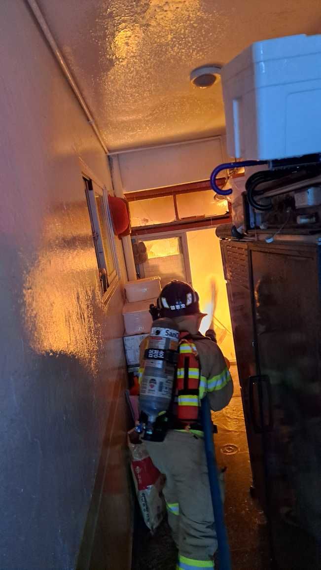 [양양=뉴시스] 9일 오전 8시53분께 강원 양양군 양양읍 양양시장 인근 상가건물에서 화재가 발생해 소방당국이 진화에 나서고 있다.(사진=강원도소방본부 제공)photo@newsis.com *재판매 및 DB 금지